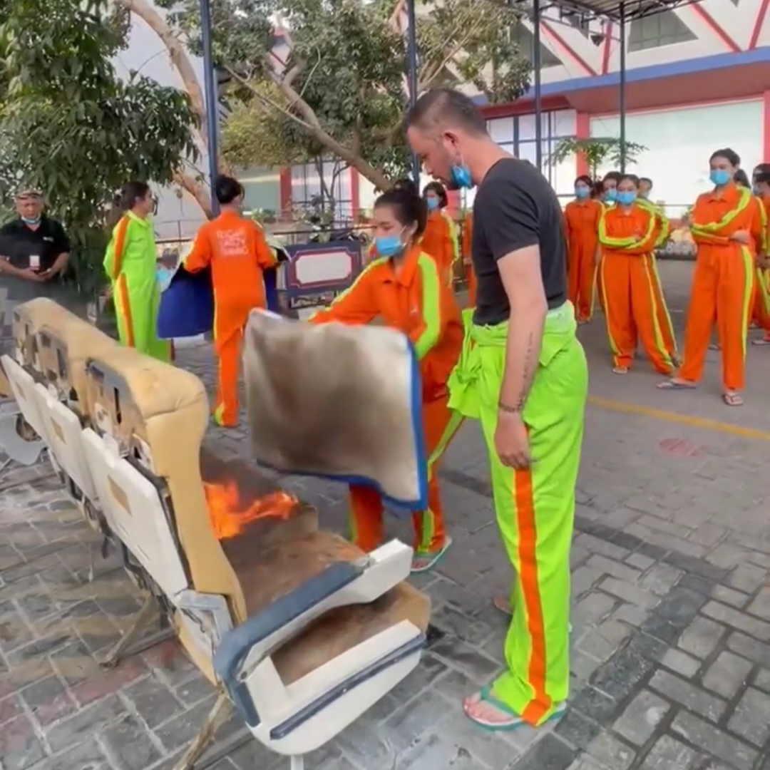 Fire fighting, praktek pramugari memadamkan api