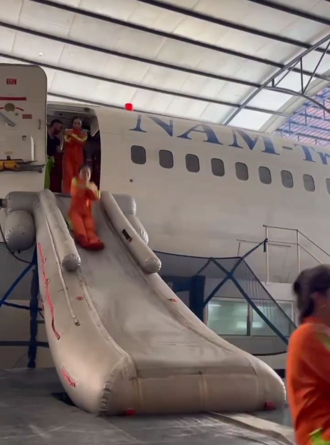 Jump slide, praktek pramugari melompat menggunakan perosotan karet